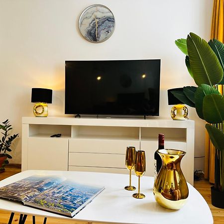 Luxury 4-Bedroom Apartment In Centre - Self-Check In & Fast Wifi Warschau Buitenkant foto