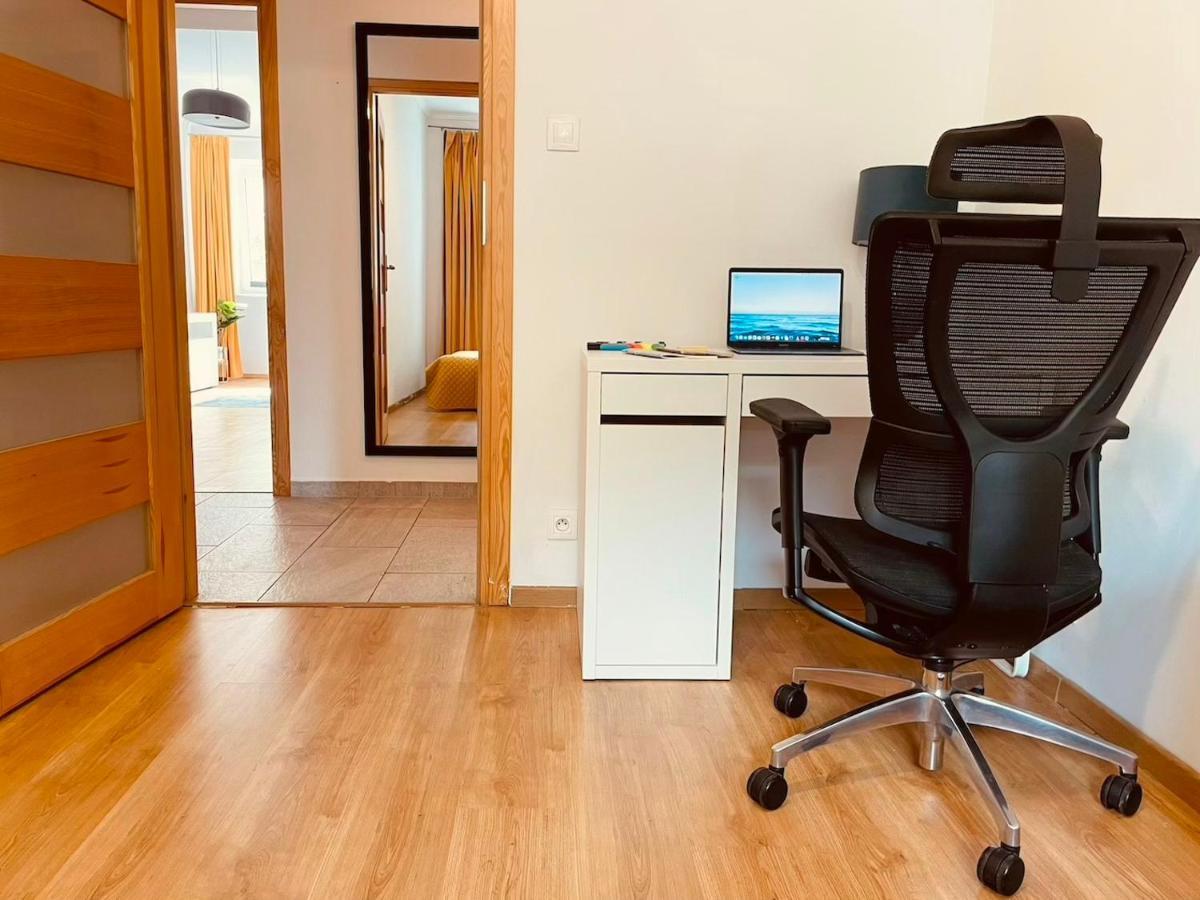 Luxury 4-Bedroom Apartment In Centre - Self-Check In & Fast Wifi Warschau Buitenkant foto