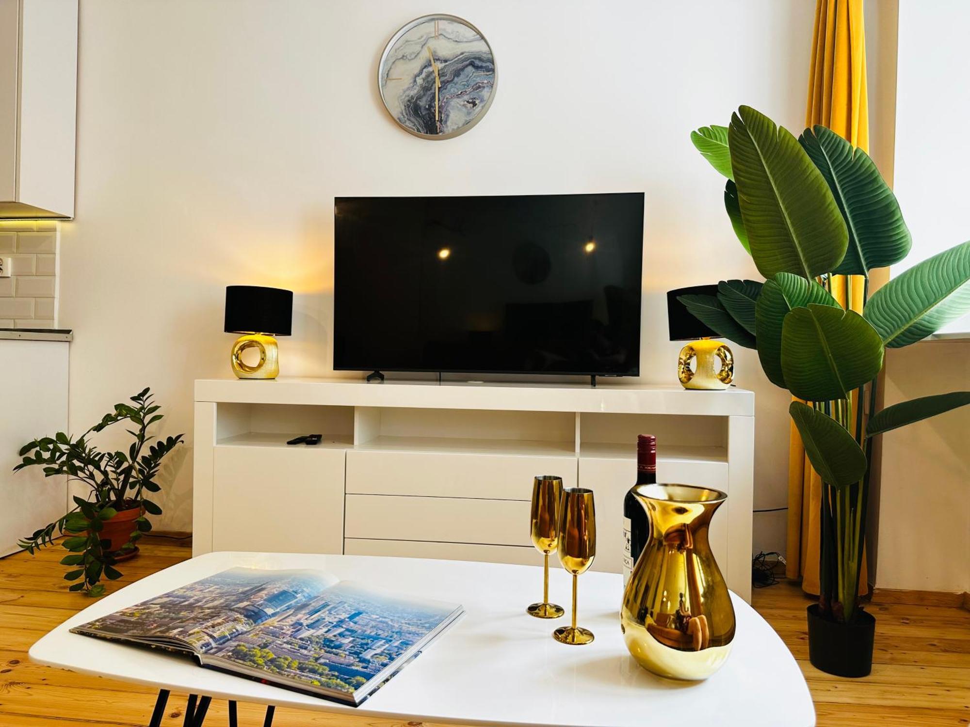 Luxury 4-Bedroom Apartment In Centre - Self-Check In & Fast Wifi Warschau Buitenkant foto