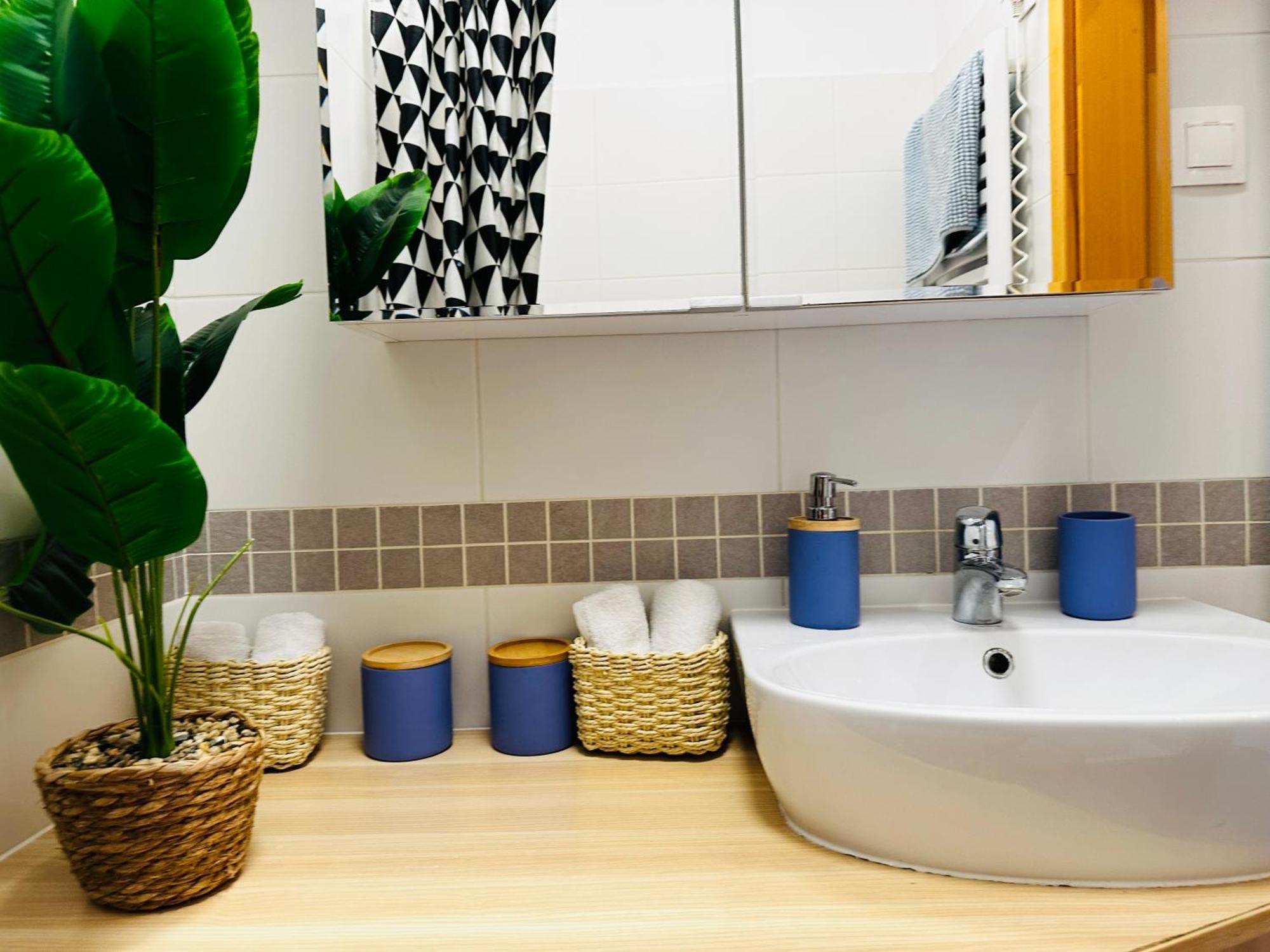 Luxury 4-Bedroom Apartment In Centre - Self-Check In & Fast Wifi Warschau Buitenkant foto